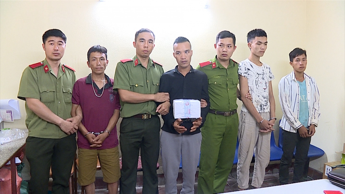 Bắt giữ 5 đối tượng mua bán trái phép chất ma túy