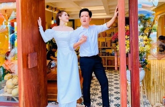 Chuyện showbiz: Nhã Phương xinh đẹp, nhắng nhít sánh đôi bên chồng