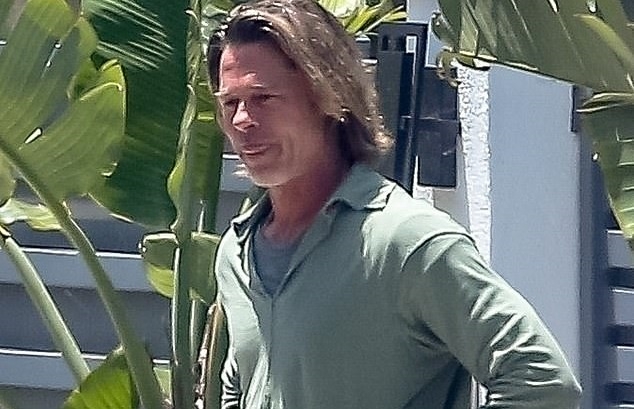 Brad Pitt lộ vẻ già nua khi để tóc dài, mặc đồ xuề xòa ra phố