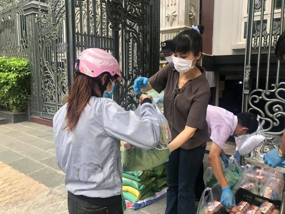 Ca sĩ Trang Nhung phát gạo miễn phí cho người khó khăn vì Covid-19