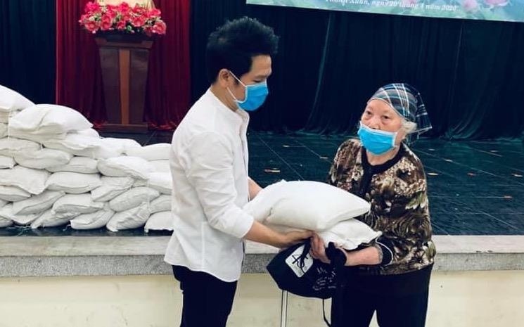 Trọng Tấn cùng các nghệ sĩ trao 7 tấn gạo cho người nghèo vì Covid-19