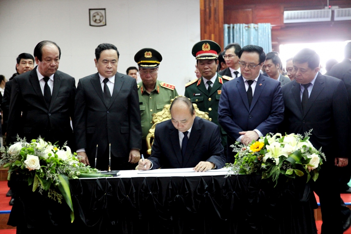 Đoàn đại biểu cấp cao Việt Nam viếng nguyên Thủ tướng Lào Sisavat Keobounphanh