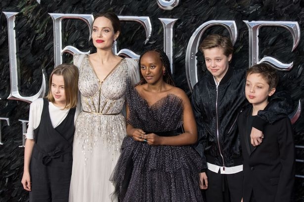 Angelina Jolie hạnh phúc thổi nến mừng sinh nhật tuổi 45 bên các con