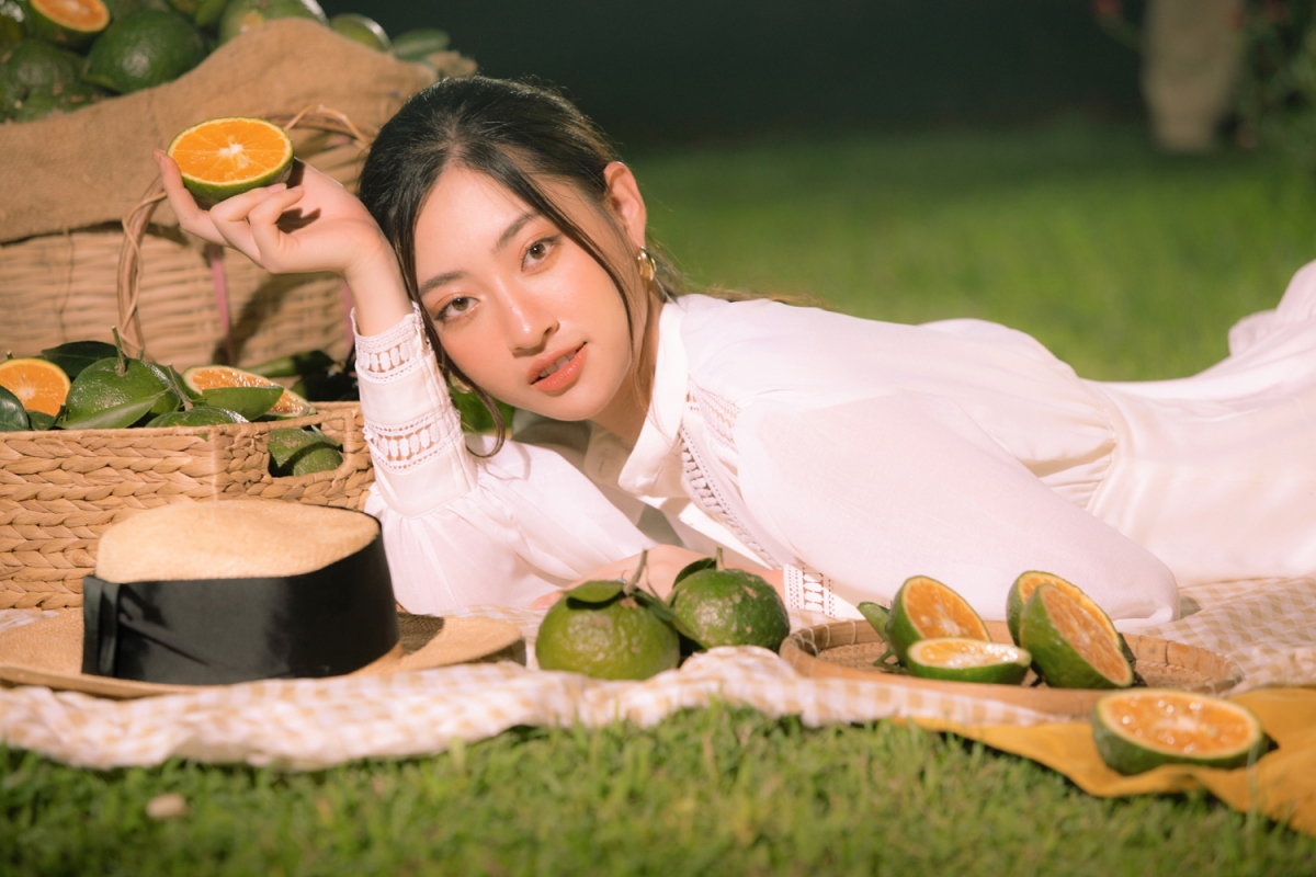 Hoa hậu Lương Thuỳ Linh thả dáng đầy thơ mộng giữa vườn cam