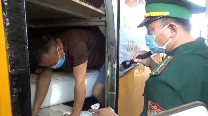 Chui hầm xe khách để trốn cách ly y tế khi nhập cảnh từ Lào về Việt Nam
