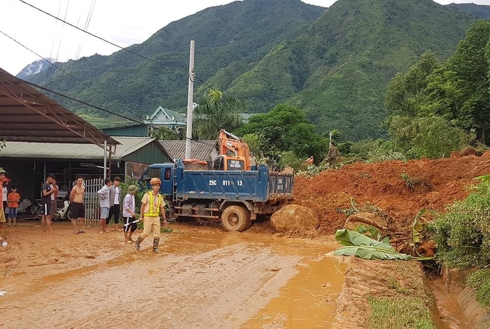 Tiếp tục sạt lở quốc lộ 32, chia cắt Lai Châu với Yên Bái và Sơn La