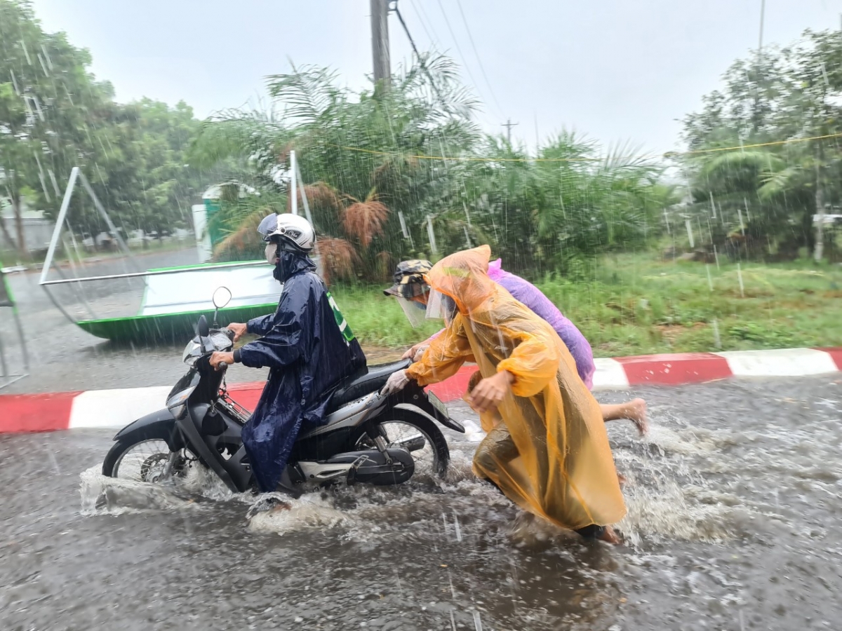 Tình nguyện viên Cần Thơ “đội mưa” làm nhiệm vụ tại chốt kiểm dịch