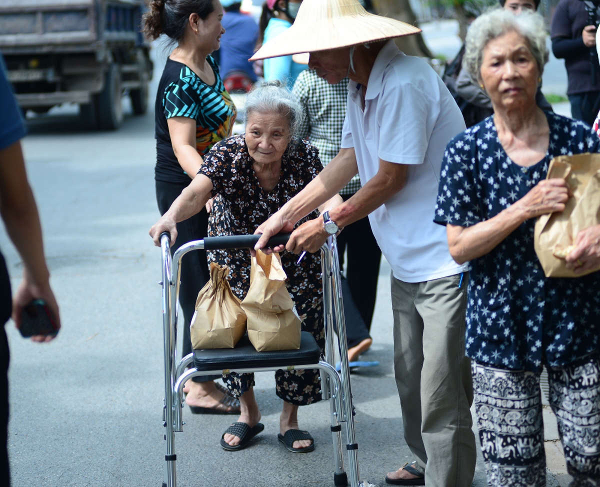 VOV phối hợp với CenGroup mở cây “ATM gạo yêu thương”