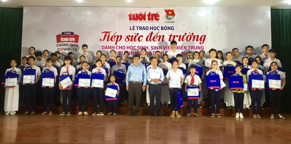 Trao 175 suất học bổng “Tiếp sức đến trường” khu vực miền Trung