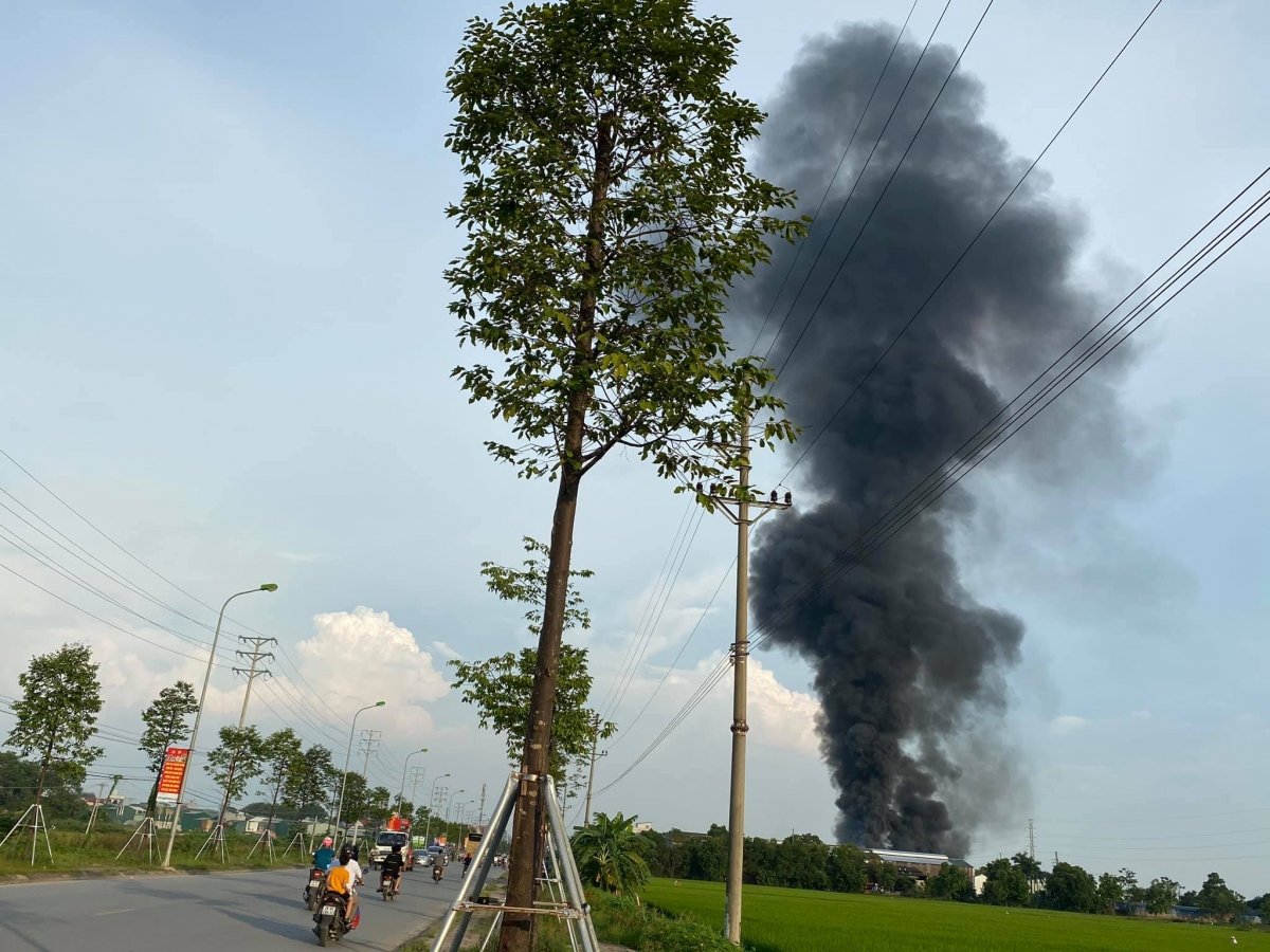 Cháy lớn tại Cụm Công nghiệp Bình Phú - Hà Nội