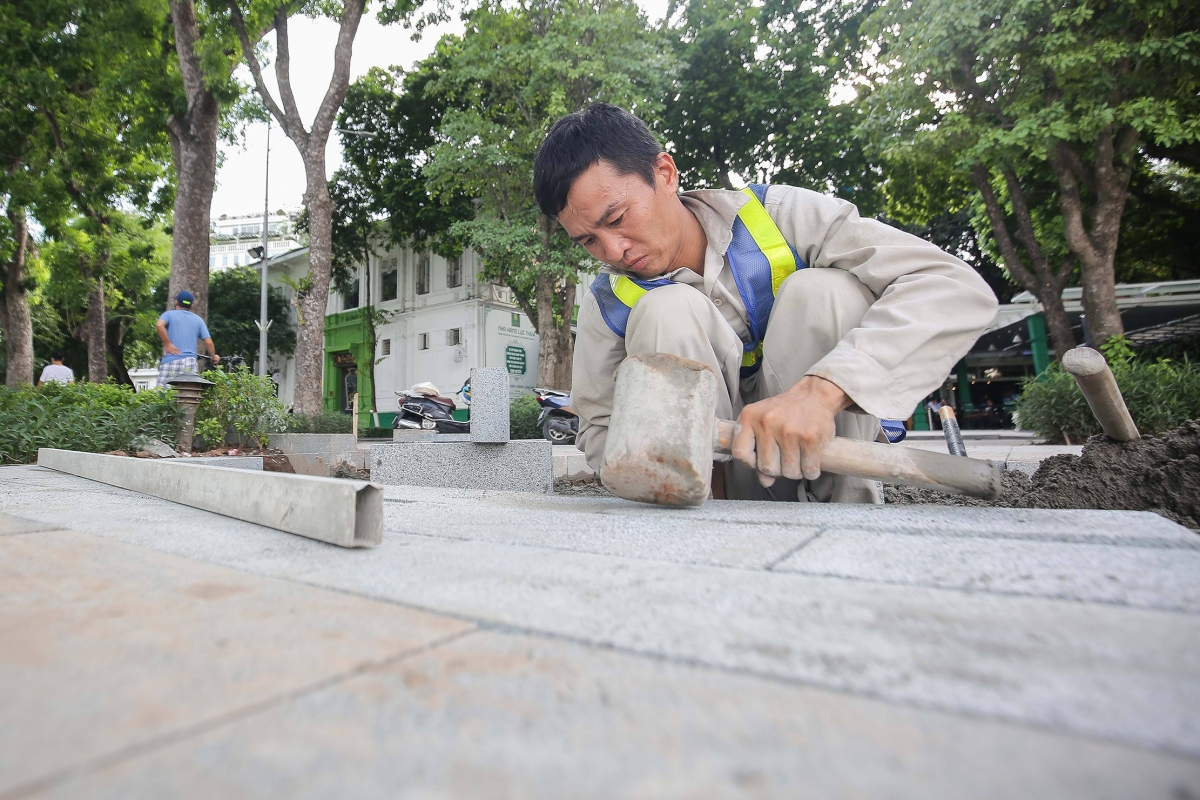 Sau khi hợp long bờ kè, Hà Nội gấp rút hoàn thiện vỉa hè xung quanh Hồ Gươm