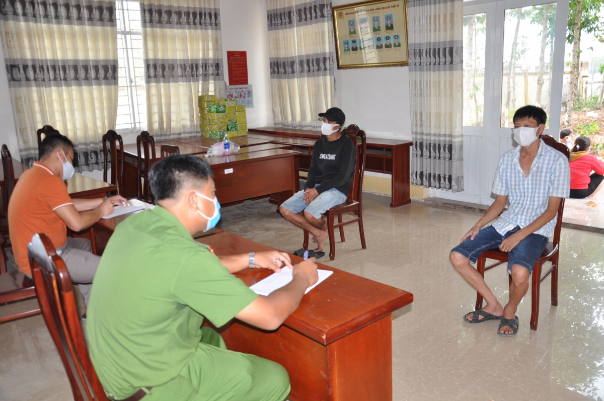 Triệt phá ổ bạc giữa đêm khuya, bắt giữ 15 đối tượng.tại Kiên Giang