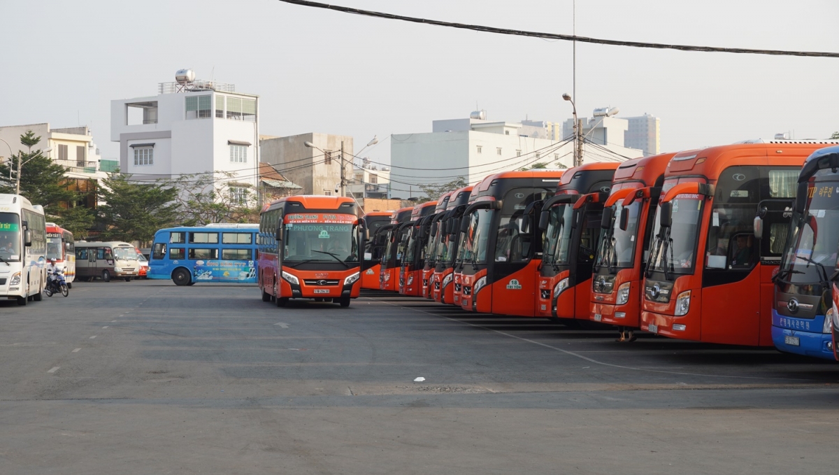 Tiếp tục tạm ngưng vận chuyển hành khách, xe bus, taxi tại TP HCM