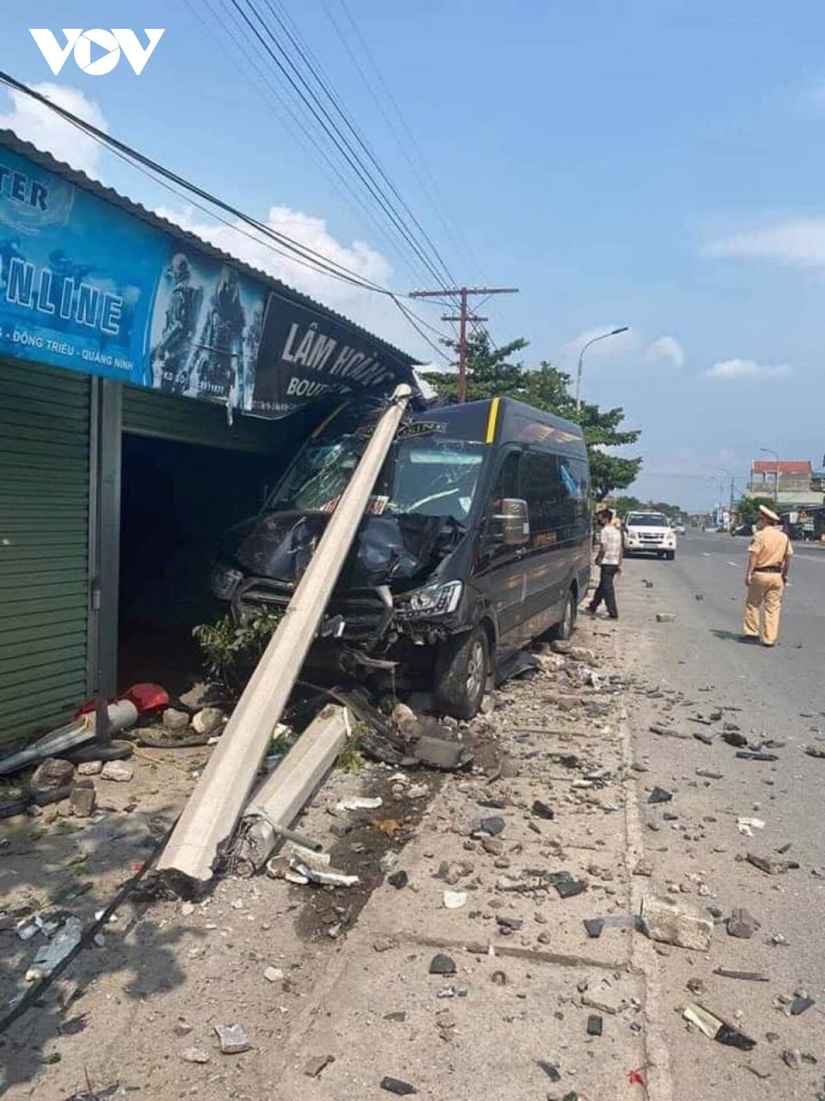 xe limousine dam do cot dien va vao nha dan, 1 nguoi bi thuong hinh anh 1