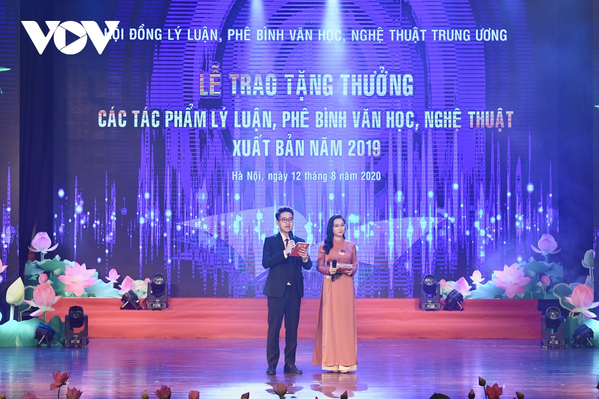 toan canh le trao tang thuong cac tac pham ly luan, phe binh vhnt 2019 hinh anh 1