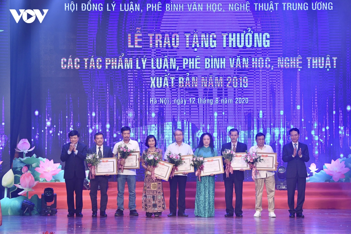 trao tang thuong 15 tac pham ly luan, phe binh van hoc nghe thuat hinh anh 6