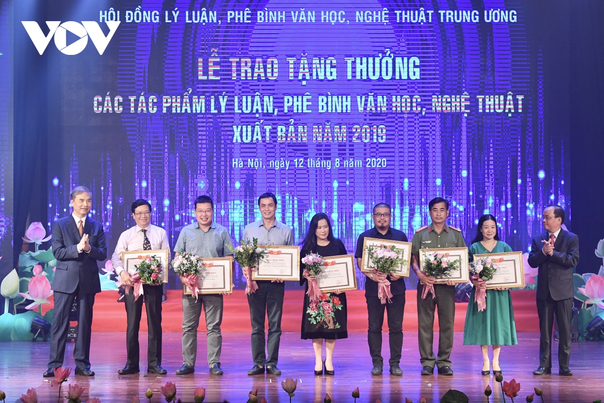 toan canh le trao tang thuong cac tac pham ly luan, phe binh vhnt 2019 hinh anh 9