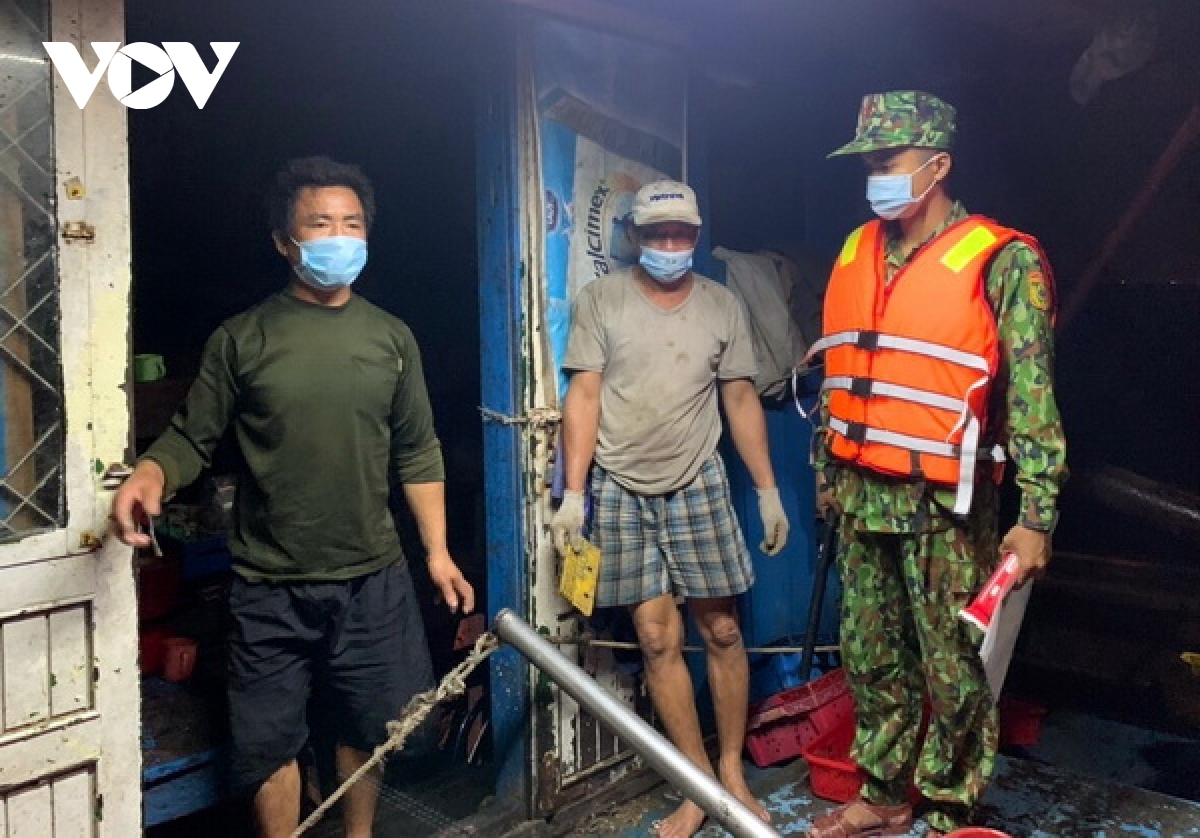 bắt 5 tàu cá khai thác thủy hải sản trái phép tại vùng biển ven bờ tp hội an hình ảnh 1 bat 5 tau ca khai thac thuy hai san trai phep tai vung bien ven bo tp hoi an hinh anh 1