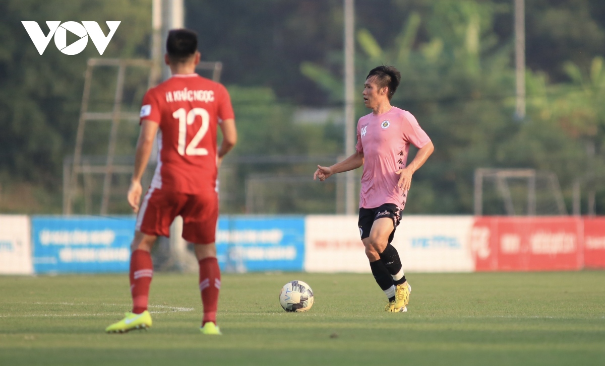 van hau tai xuat o vi tri trung ve giup ha noi fc da bai viettel hinh anh 5