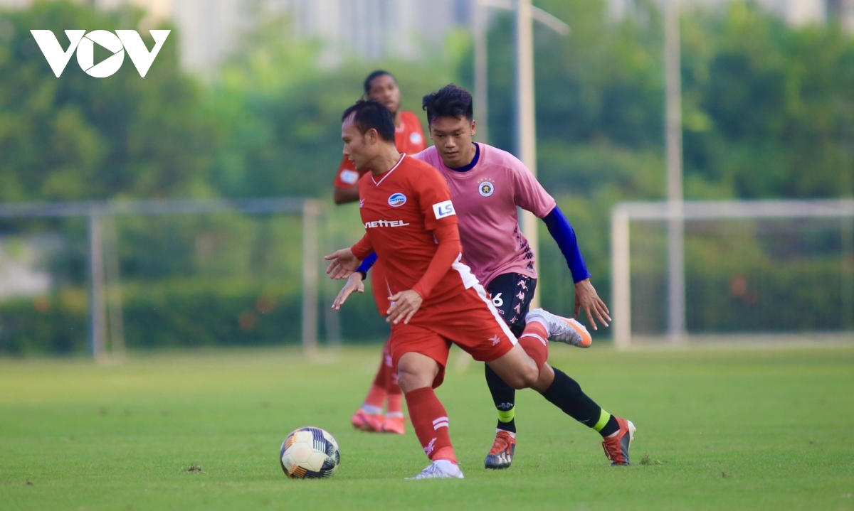 van hau tai xuat o vi tri trung ve giup ha noi fc da bai viettel hinh anh 7