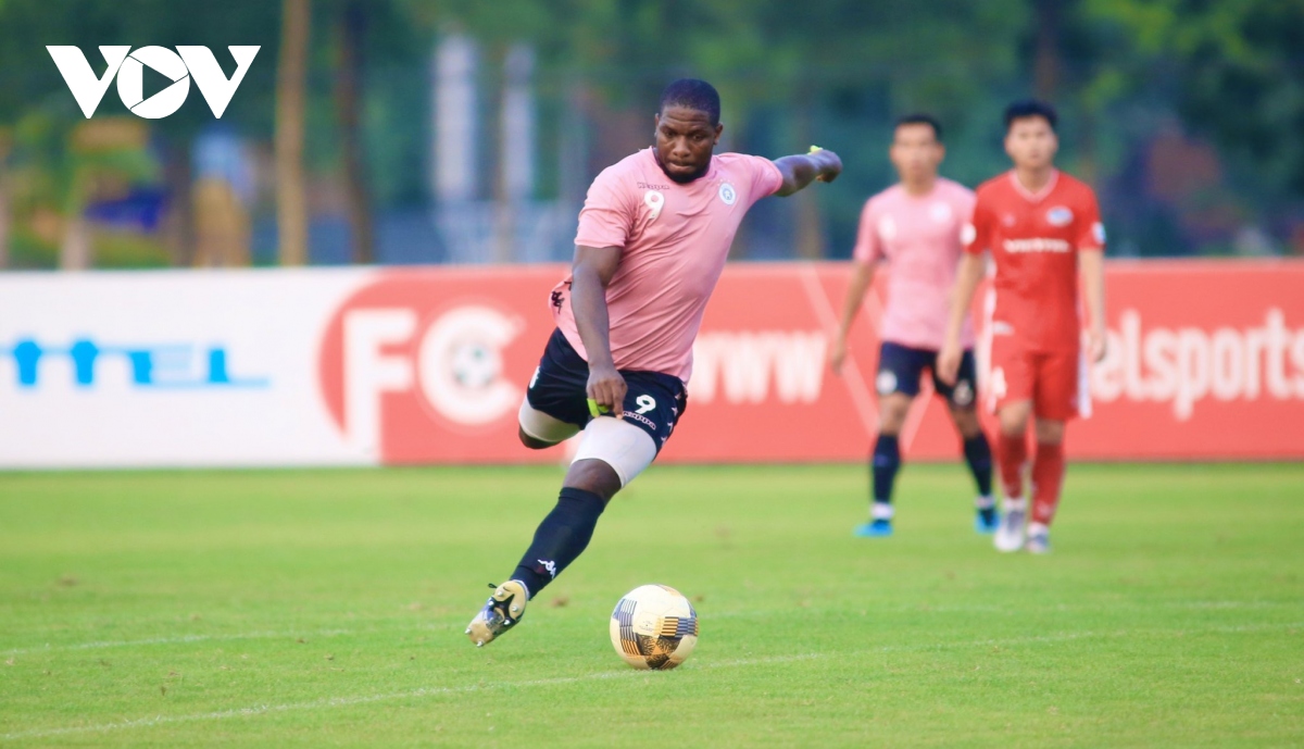 van hau tai xuat o vi tri trung ve giup ha noi fc da bai viettel hinh anh 8