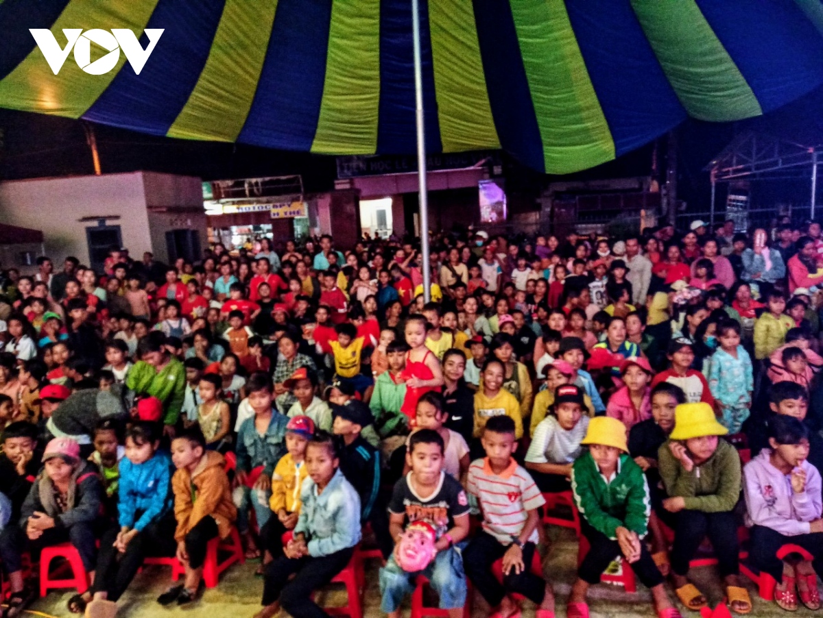 Dak lak mang trung thu som den voi tre em ngheo hinh anh 2