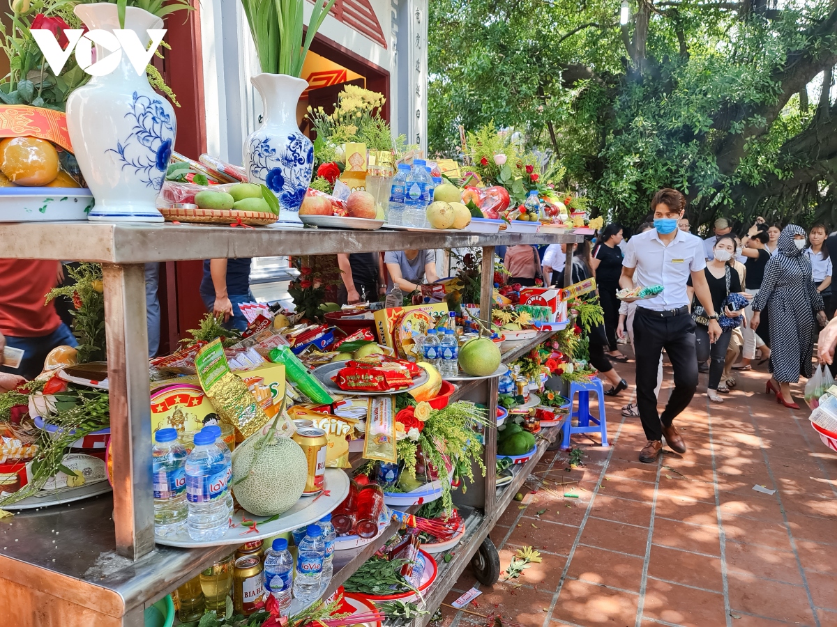 quen covid-19, nguoi dan thu do van no nuc di le phu tay ho ngay dau thang 8 am lich hinh anh 14