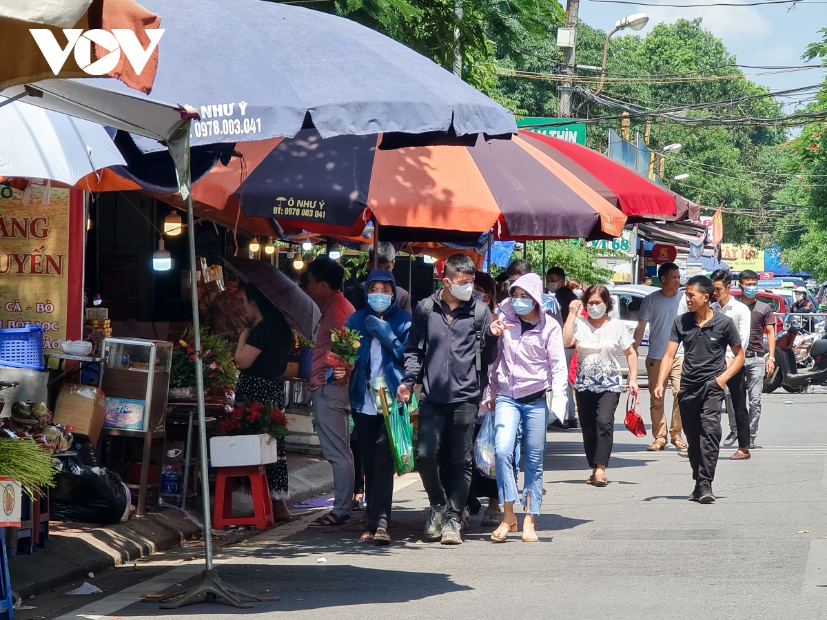 quen covid-19, nguoi dan thu do van no nuc di le phu tay ho ngay dau thang 8 am lich hinh anh 2