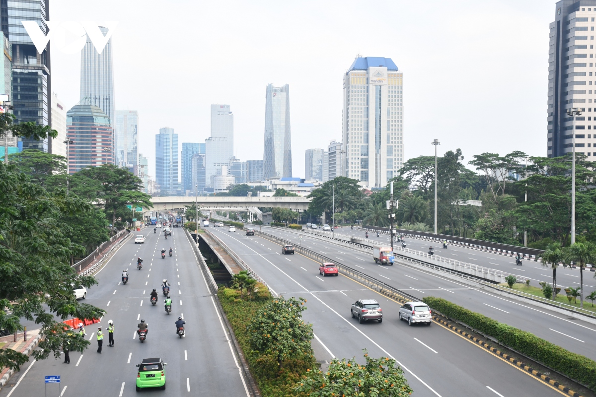 tai gian cach xa hoi, jakarta indonesia dat trong tinh trang khan cap do covid-19 hinh anh 2