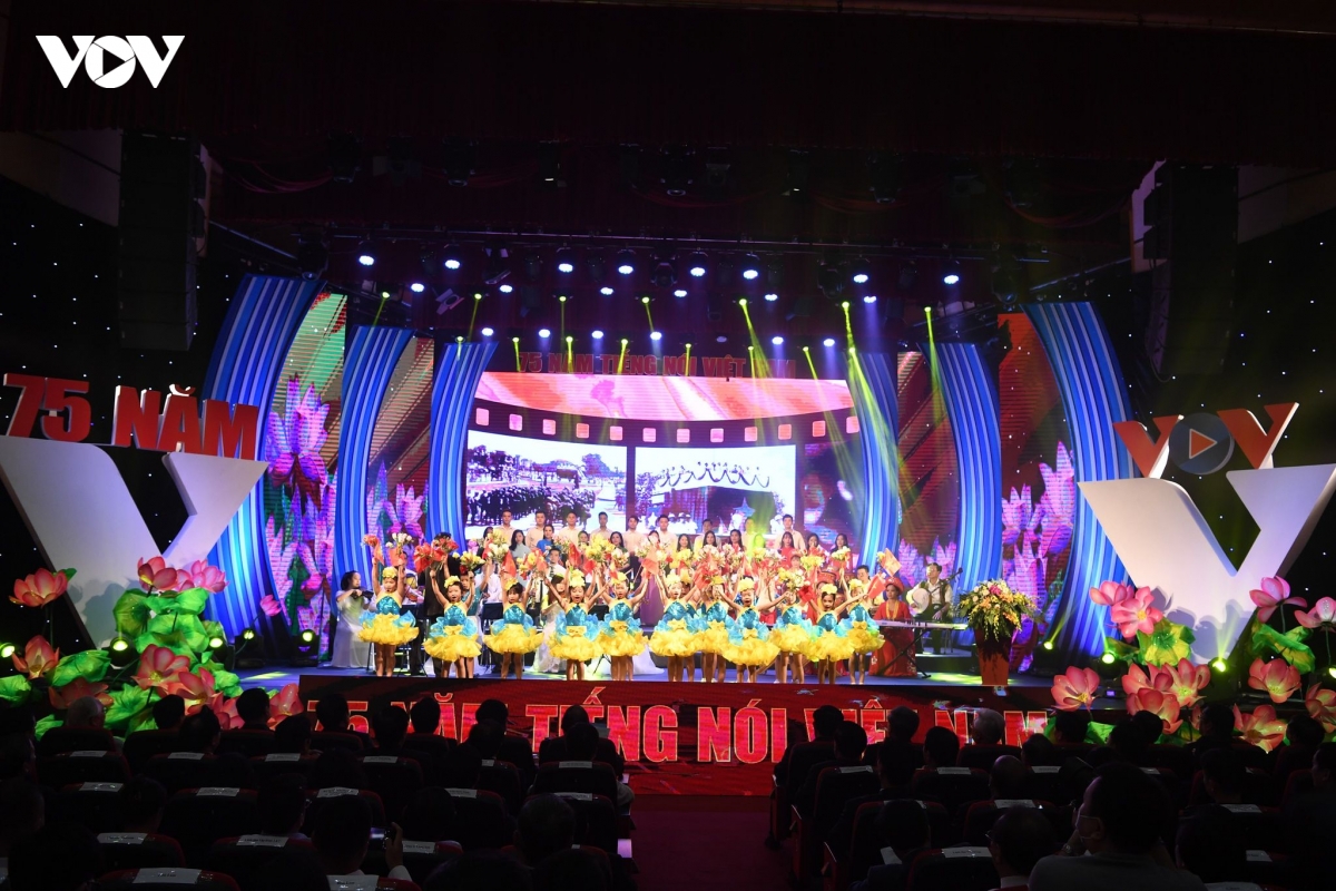 toan canh le trao giai thuong tieng noi viet nam lan thu iv nam 2020 hinh anh 1