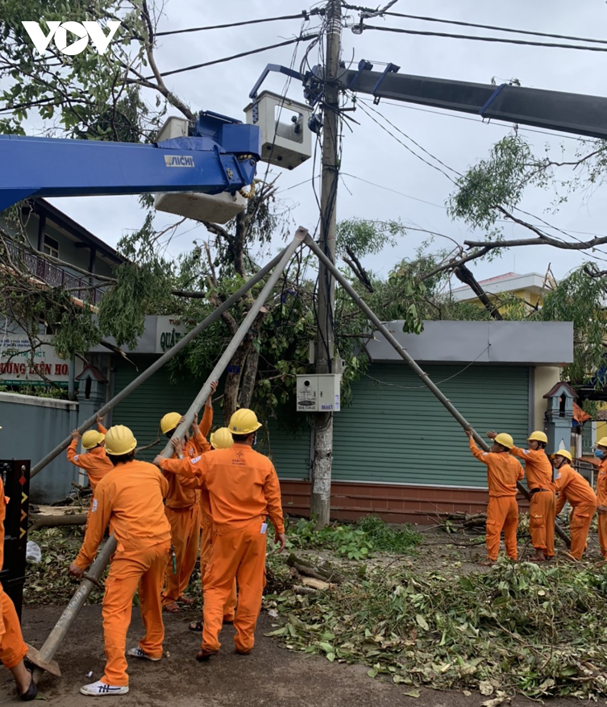 Dồn lực hỗ trợ Huế khắc phục sự cố điện sau bão số 5 | VOV.VN