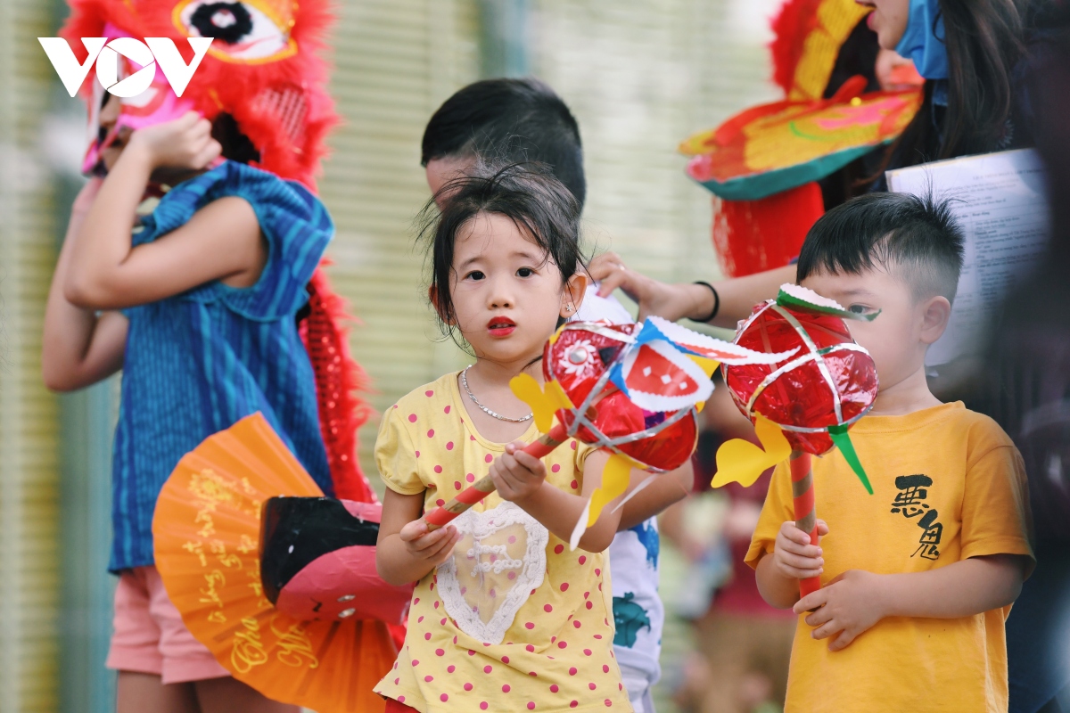 cac em nho thich thu trai nghiem lam do choi trung thu truyen thong hinh anh 3