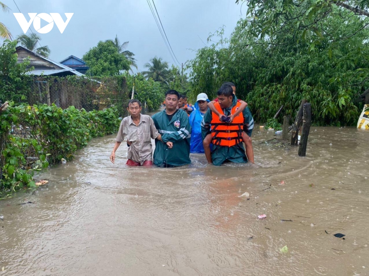 mua lu anh huong hang nghin ho gia dinh tai tinh preah sihanouk, campuchia hinh anh 1