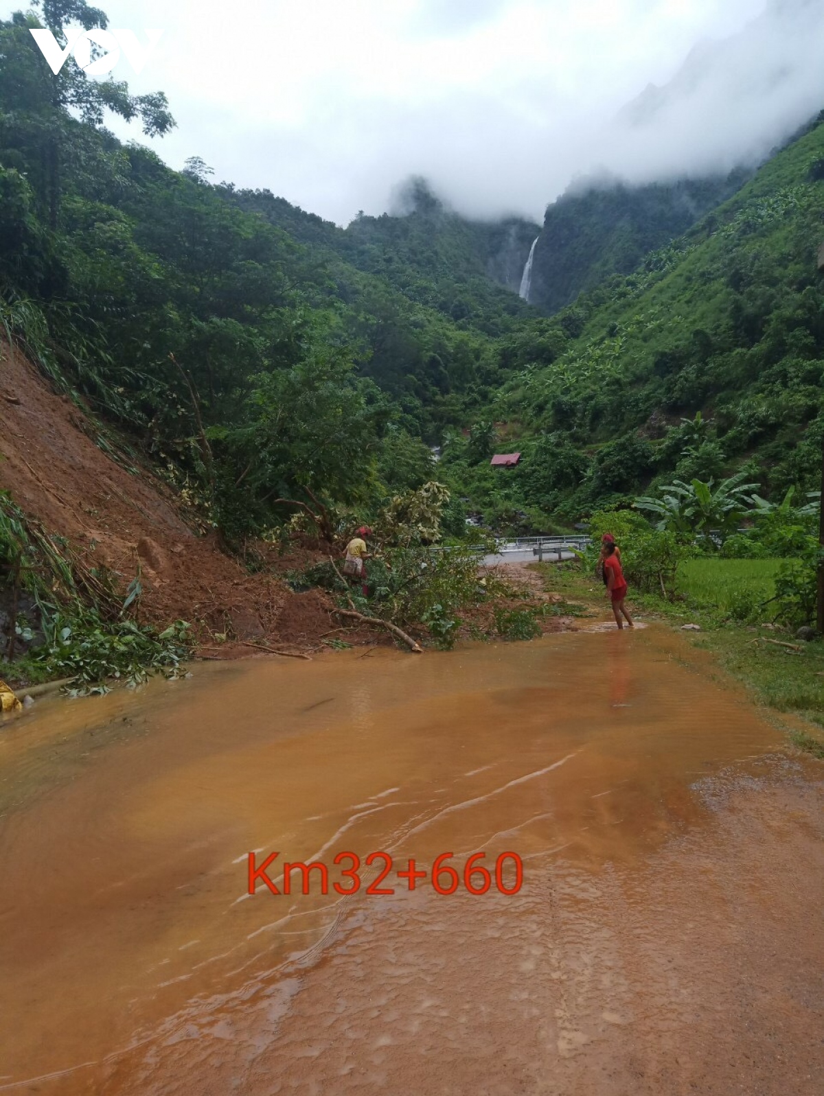 mua keo dai gay sat lo, ach tac tuyen duong tu son la di lai chau hinh anh 1