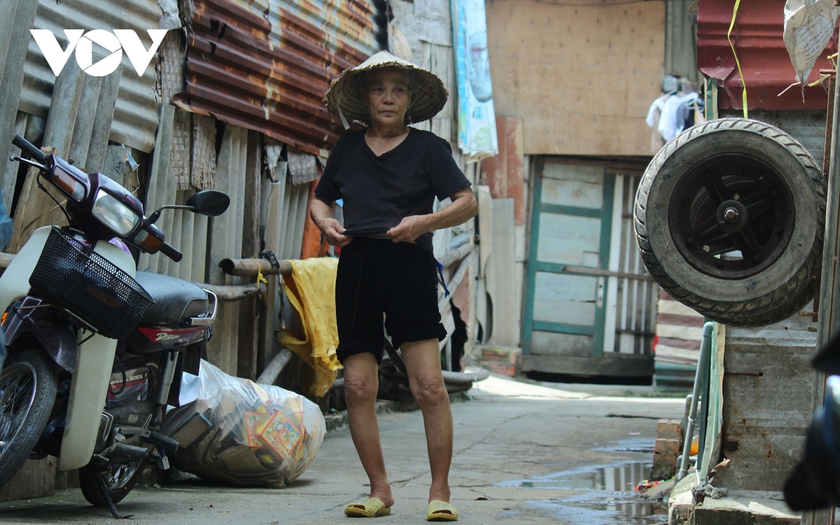 nhung nguoi gia trong khu o chuot o ha noi va ganh nang muu sinh hinh anh 4