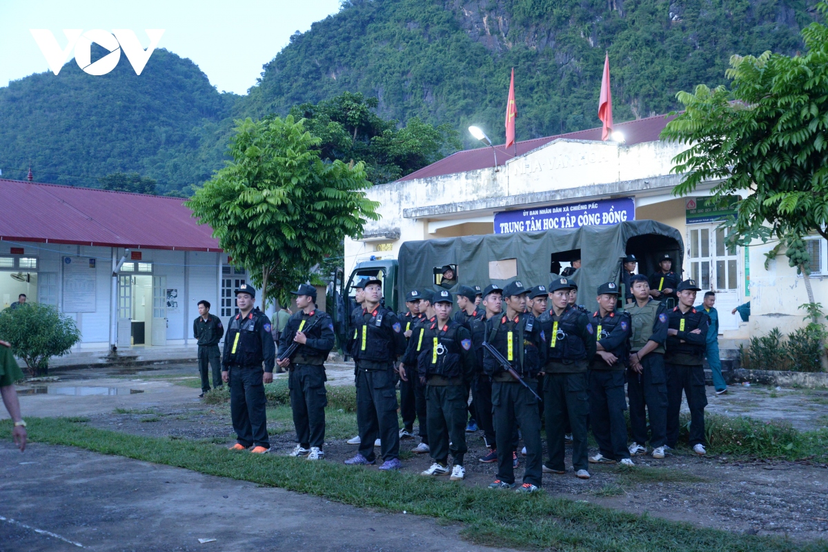 truy bat doi tuong dam cong an vien tu vong roi chay tron len rung hinh anh 1