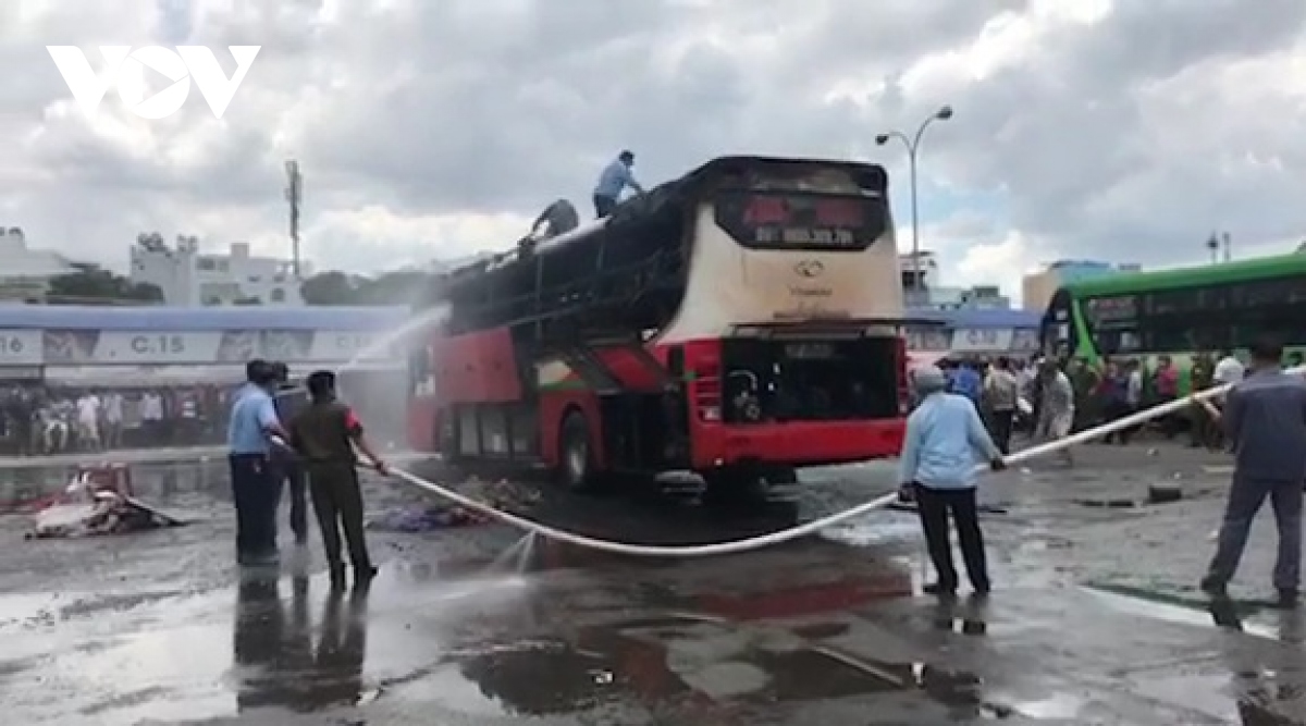Một xe khách bốc cháy trong bến xe Miền Đông | VOV.VN