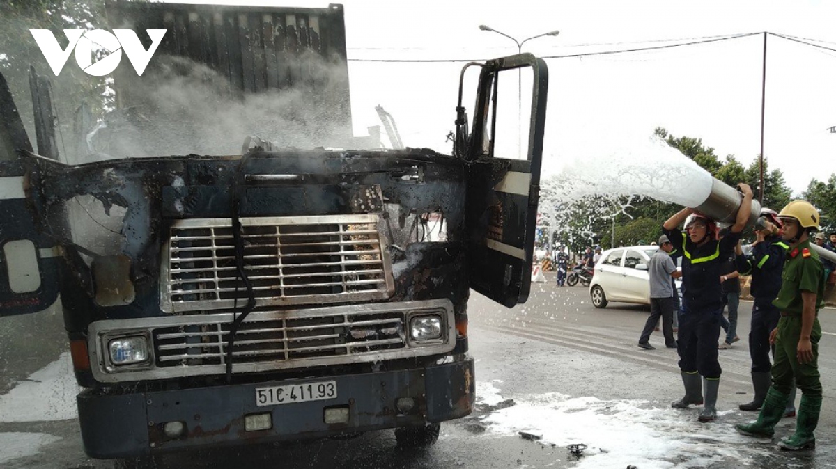 xe container dang chay, bong nhien boc chay du doi hinh anh 2