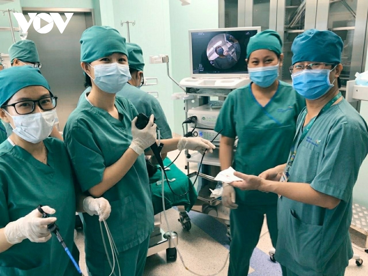 Gắp thành công đèn led điện thoại đồ chơi trong phổi bé trai 10 tháng tuổi