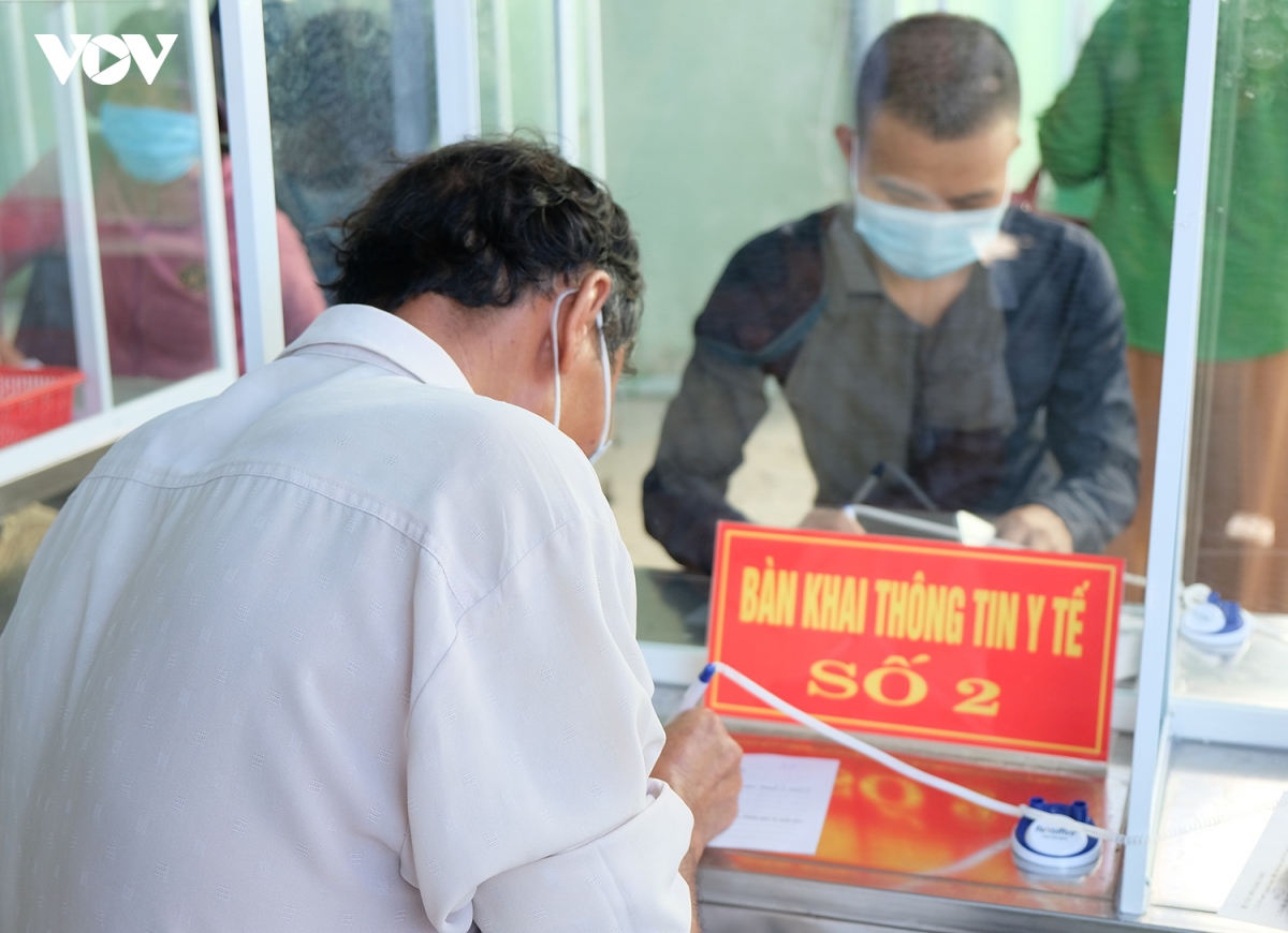 rat dong nguoi dan den kham benh trong ngay benh vien Da nang hoat dong tro lai hinh anh 10