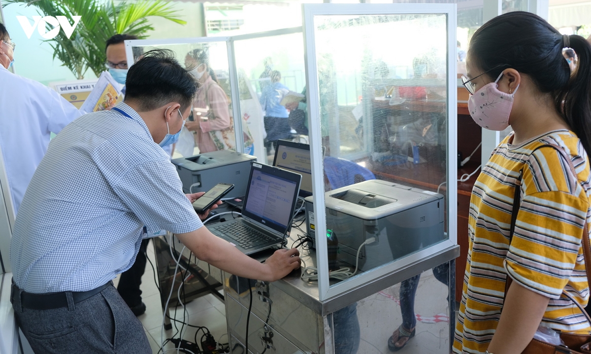 rat dong nguoi dan den kham benh trong ngay benh vien Da nang hoat dong tro lai hinh anh 9