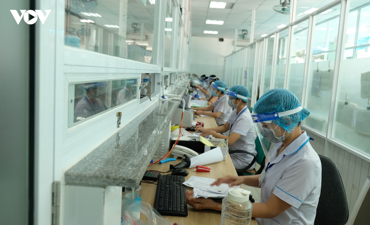 rat dong nguoi dan den kham benh trong ngay benh vien Da nang hoat dong tro lai hinh anh 5