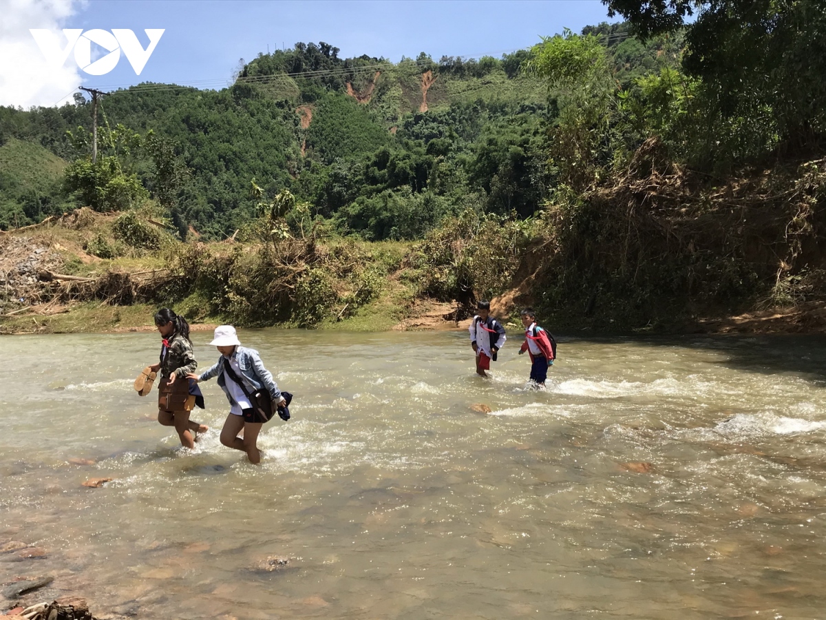 quang nam dung 12 ty dong Da nang ung ho de la m lai cau treo vua bi lu cuon hinh anh 1