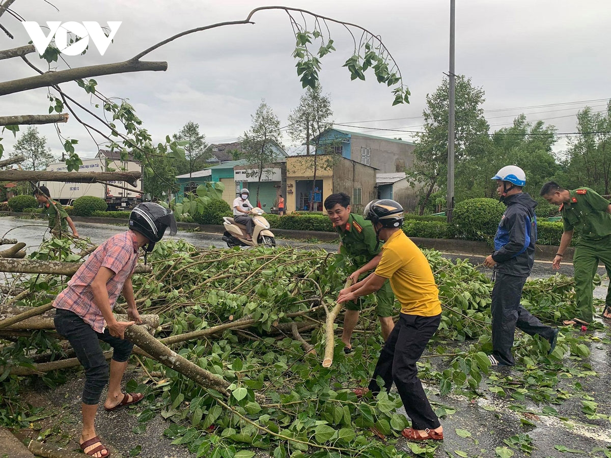 thua thien hue bao so 5 lam 1 nguoi chet, 23 nguoi bi thuong, gan 1.700 nha bi toc mai hinh anh 4