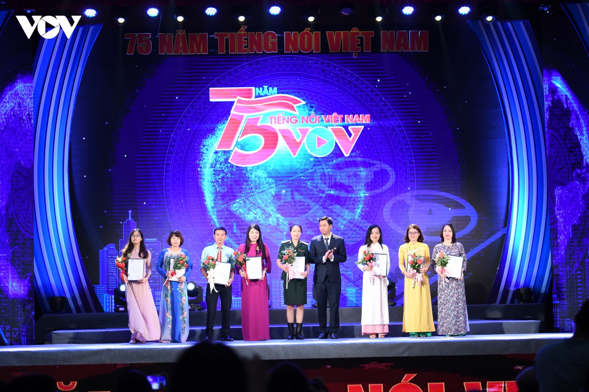 toan canh le trao giai thuong tieng noi viet nam lan thu iv nam 2020 hinh anh 3