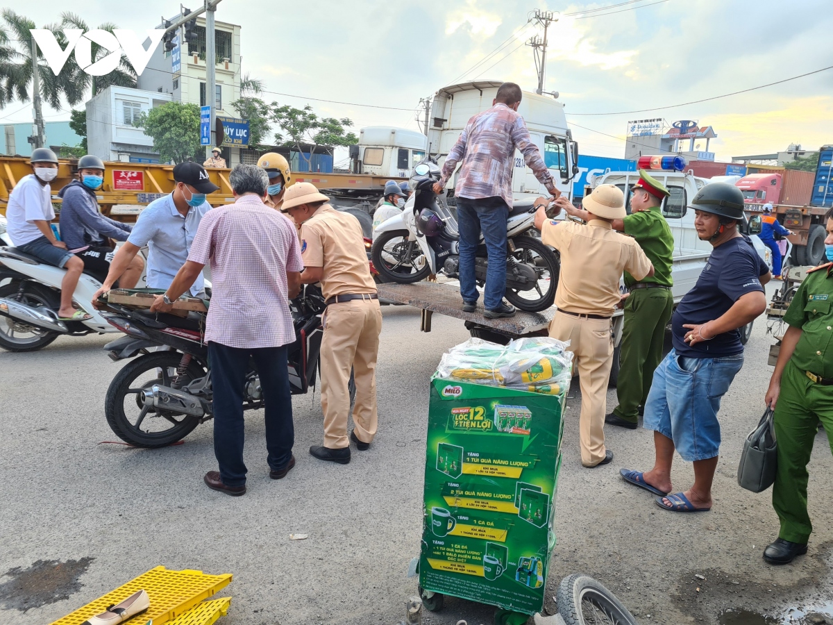 dừng xe chờ đèn đỏ, 7 xe máy bị xe đầu kéo húc văng, nhiều người bị thương ở hải phòng hình ảnh 2 dung xe cho den do, 7 xe may bi xe dau keo huc vang, nhieu nguoi bi thuong o hai phong hinh anh 2