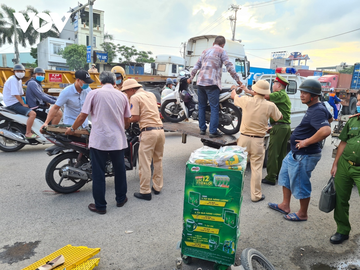 dung xe cho den do, 7 xe may bi xe dau keo huc vang, nhieu nguoi bi thuong o hai phong hinh anh 2