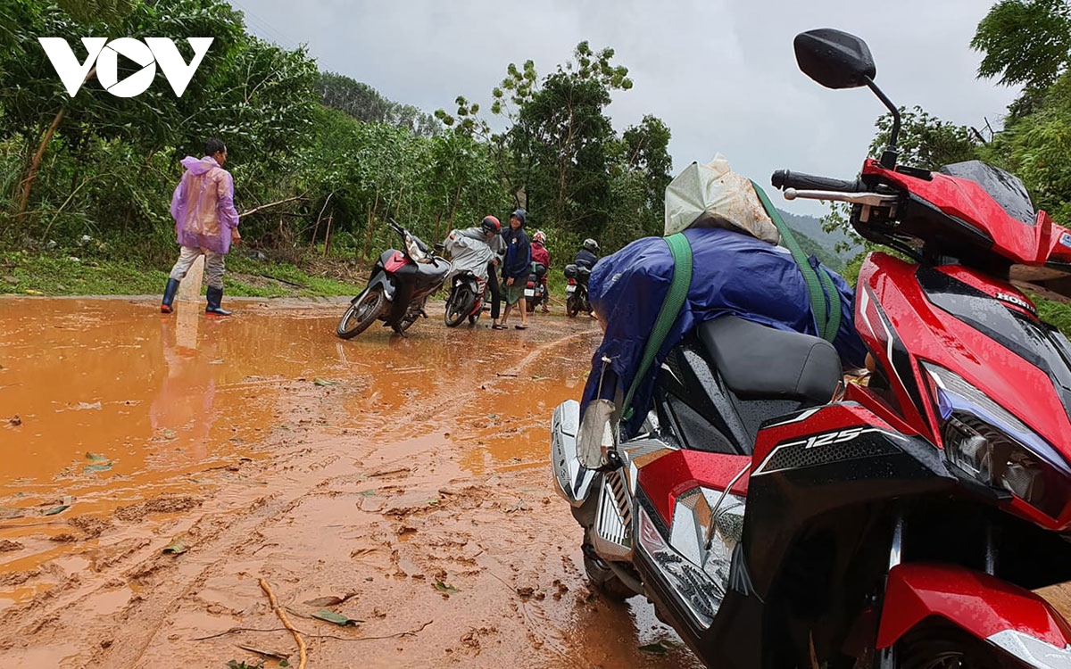 Vợ chồng đang đi trên đường, người vợ bất ngờ bị nước lũ đổ về cuối trôi