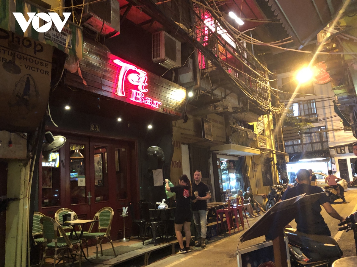 quan bar, karaoke o ha noi diu hiu trong ngay dau mo cua lai sau dich covid-19 hinh anh 6