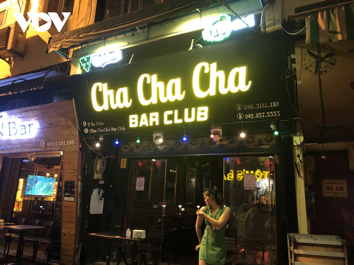 quan bar, karaoke o ha noi diu hiu trong ngay dau mo cua lai sau dich covid-19 hinh anh 7